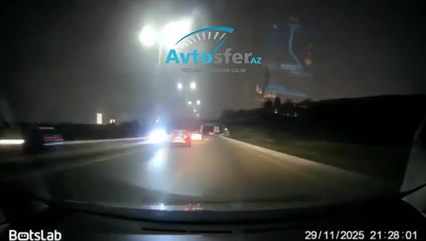 Sağ zolaqdakı avtomobili görməzdən gələn sürücü 