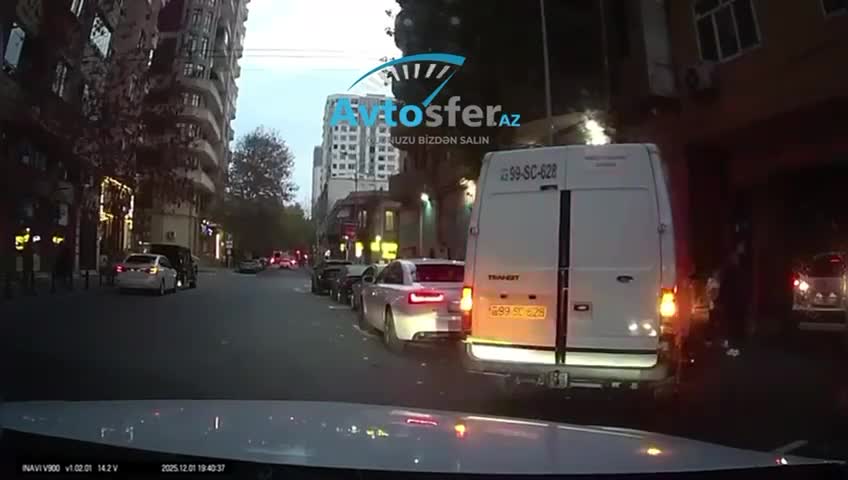 Kompleksin girişini zəbt edən yük maşını