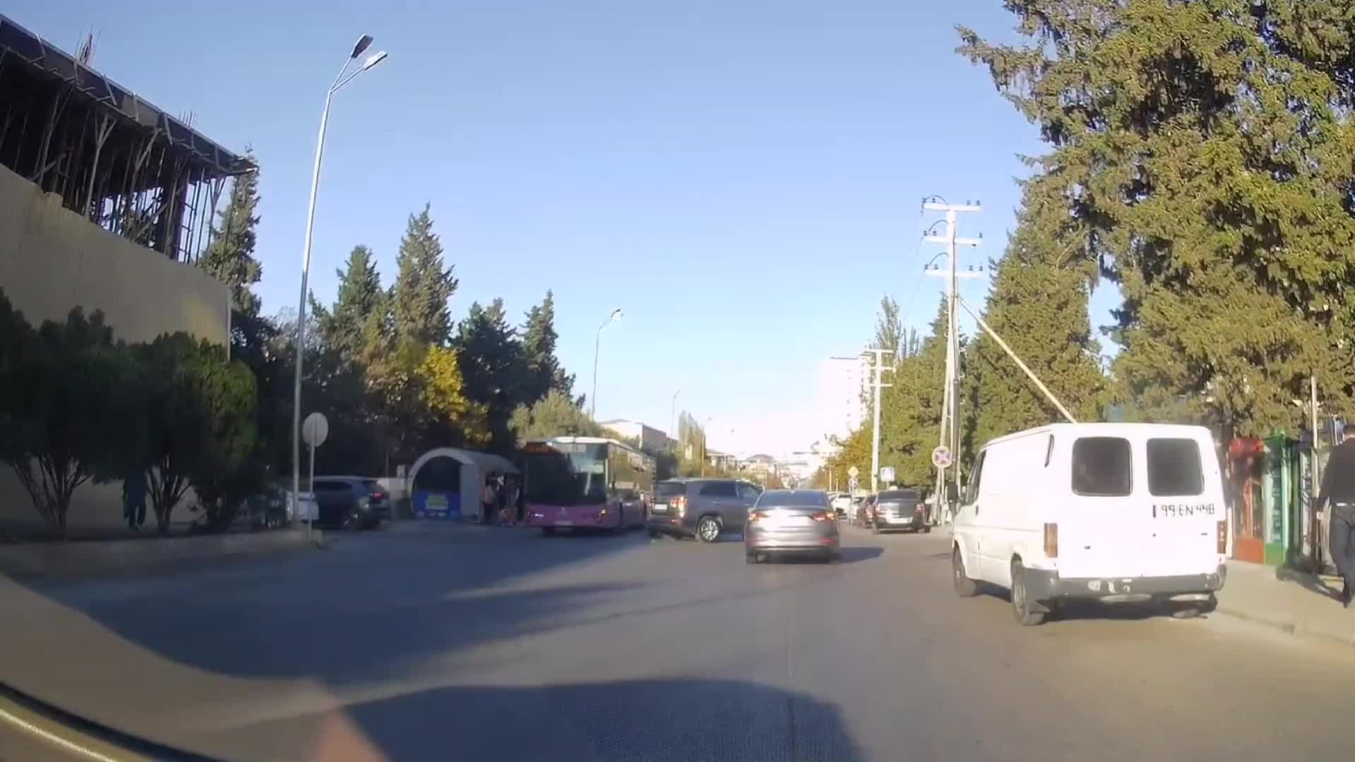 Nömrəni çıxarıb maşın sürdü