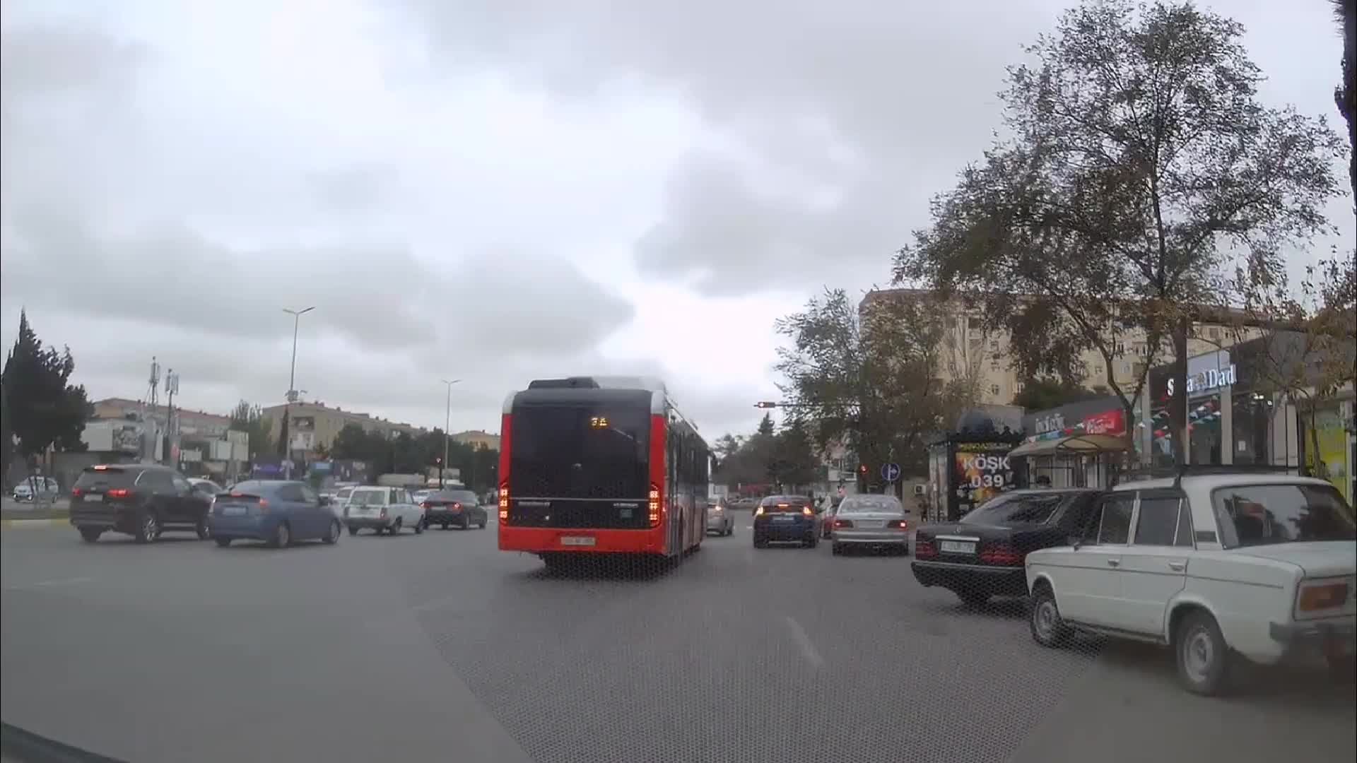 Maşını 2-ci cərgədə park etdi, avtobus da yolun ortasında dayandı