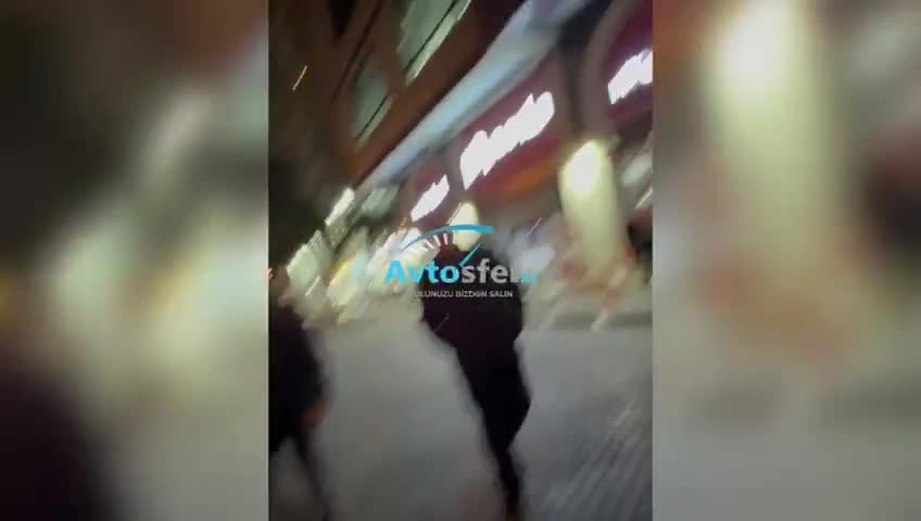 Enli səkini zəbt edən sürücü piyadaların yolunu bağladı