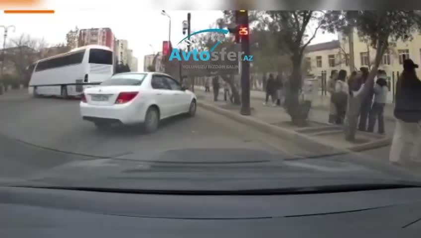 Sürücü əl-qol hərəkətləri ilə özünü haqlı göstərməyə çalışdı