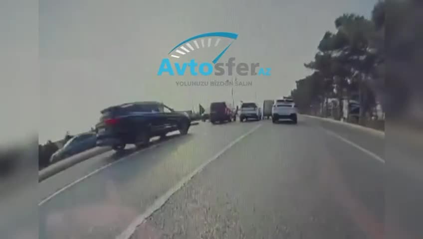 Prospektdə “KIA” qayda pozan yük maşınıyla toqquşdu 