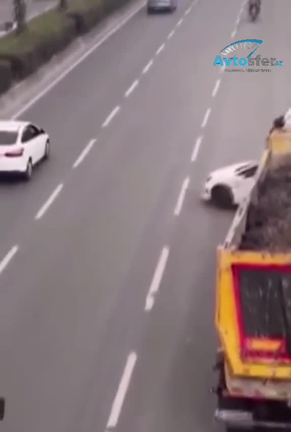 Yük maşını qəzaya səbəb olan avtomobili 100 metr sürüdü