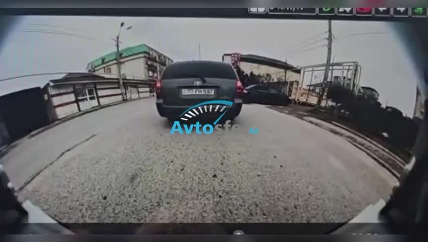 Ara yola girən “Nissan” mopedlə toqquşdu, kuryer və sərnişin…