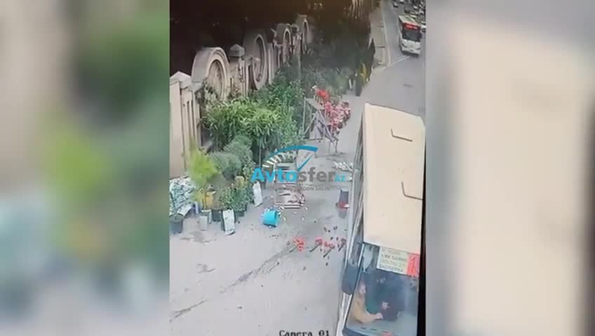 Bakı–Sumqayıt yolunda avtobus güllə dolu piştaxtaya çırpıldı