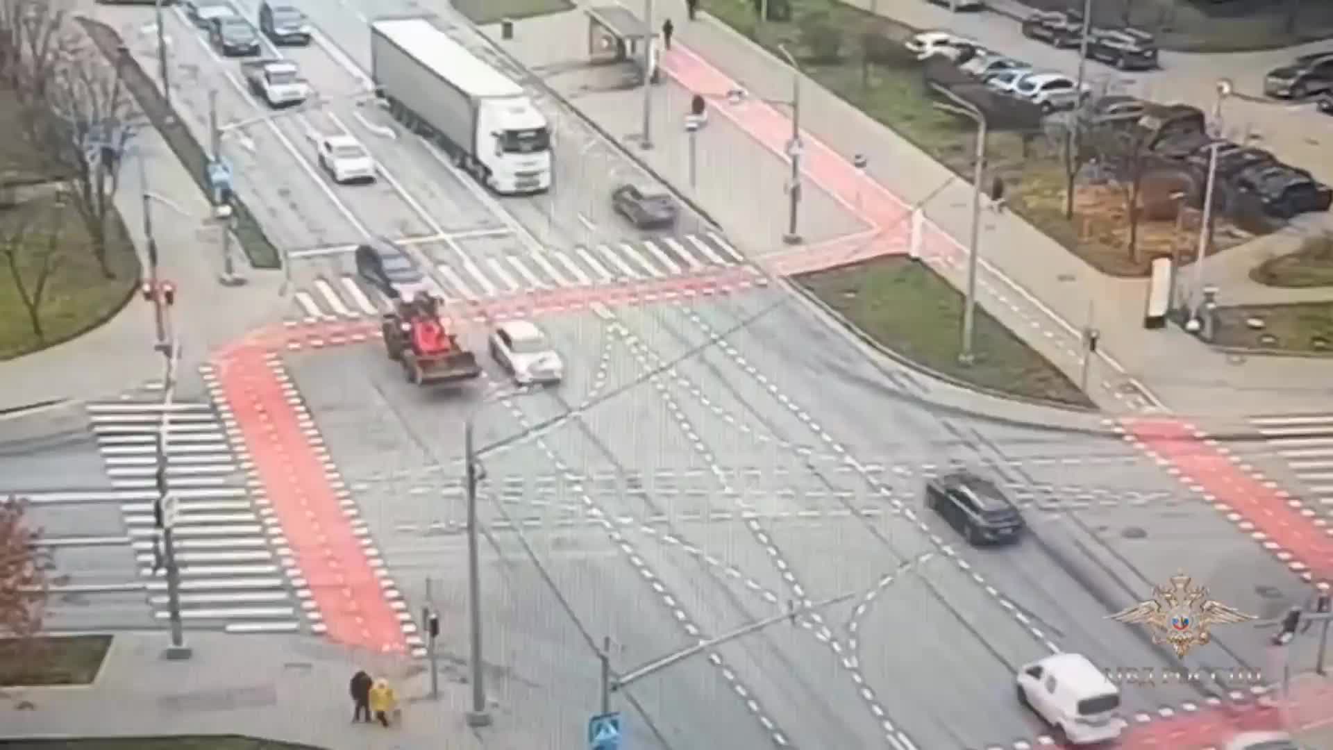 Yol polisi zabiti dəhşətli qəzanın qarşısını belə aldı