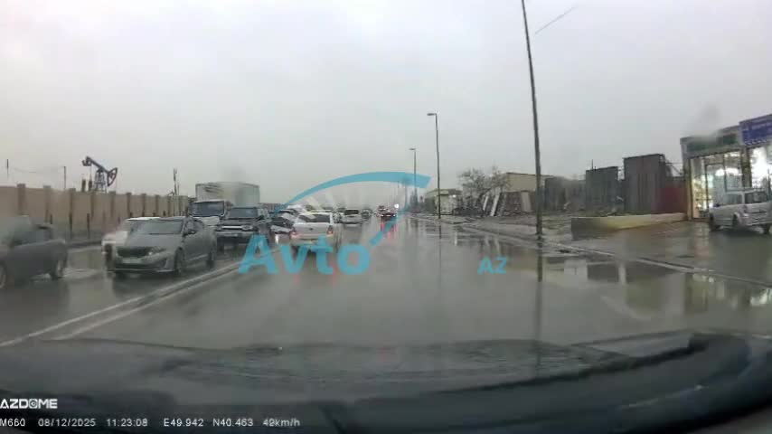 Avtobus suyu maşına sıçratdı