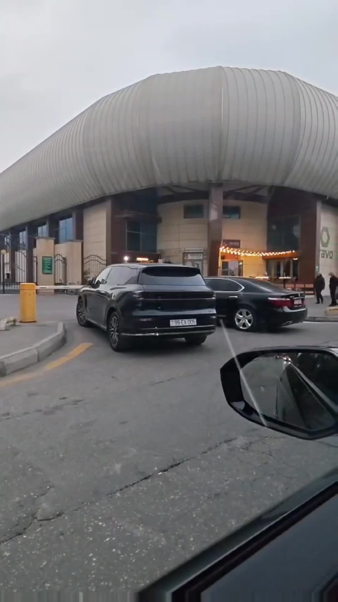 Nömrəsinə güvənən sürücü akademiyanın girişini bağladı