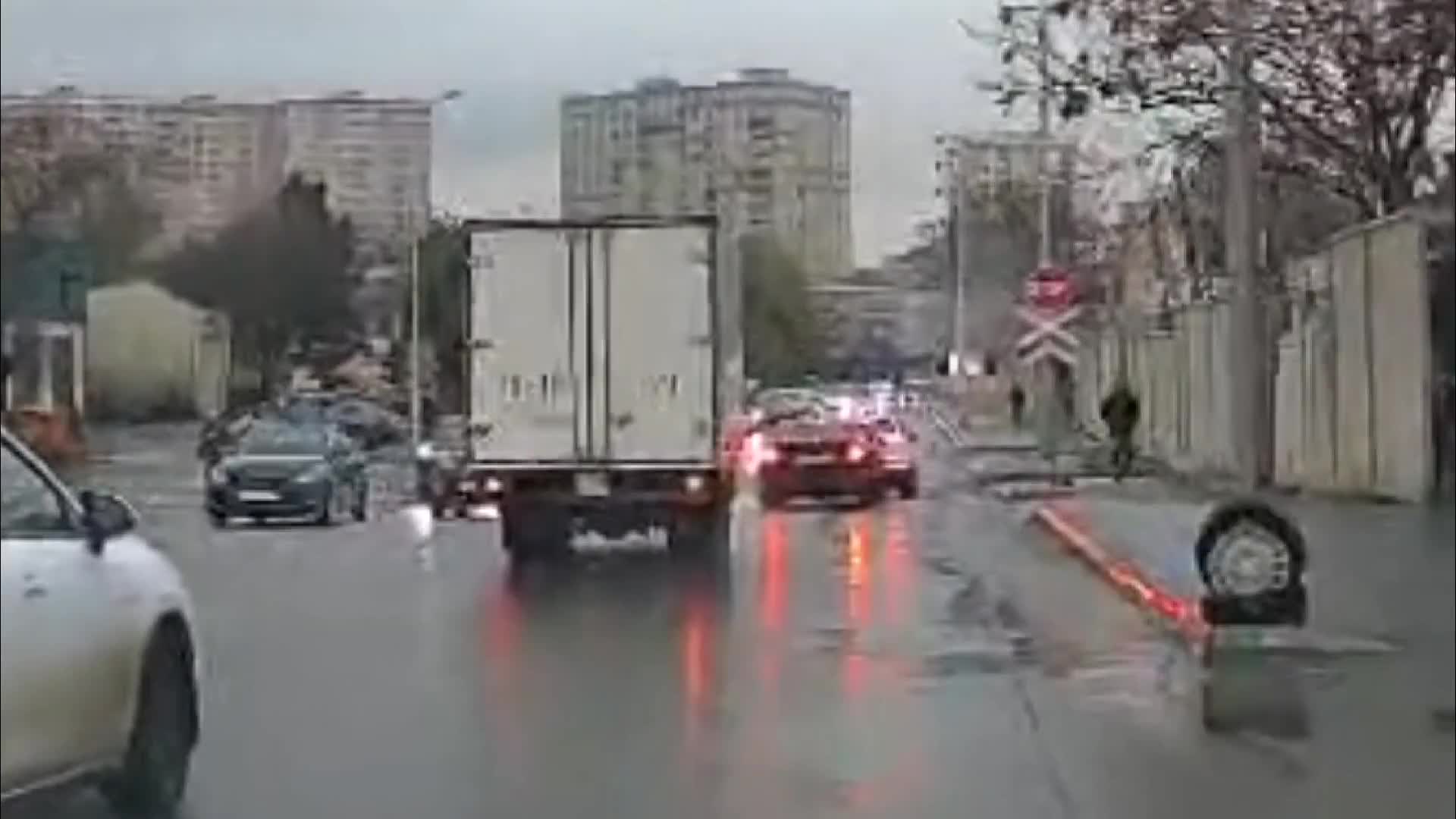 Stop nişanında sürücülər dayanmadan hərəkət edir