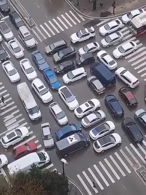 Bakıdakı bu tıxacın səbəbi müzakirə yaratdı