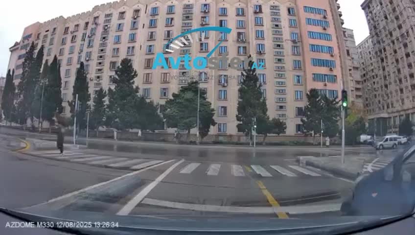 Yağışlı havada öz keyfiylə qırmızıda keçən sürücü 