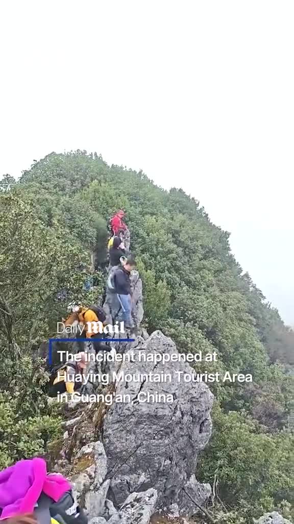 Selfi çəkdirmək istəyən turist qayadan yıxıldı