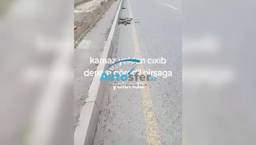 Daşla dolu “KamAZ” dərəyə aşdı, sərnişin xəsarət aldı 