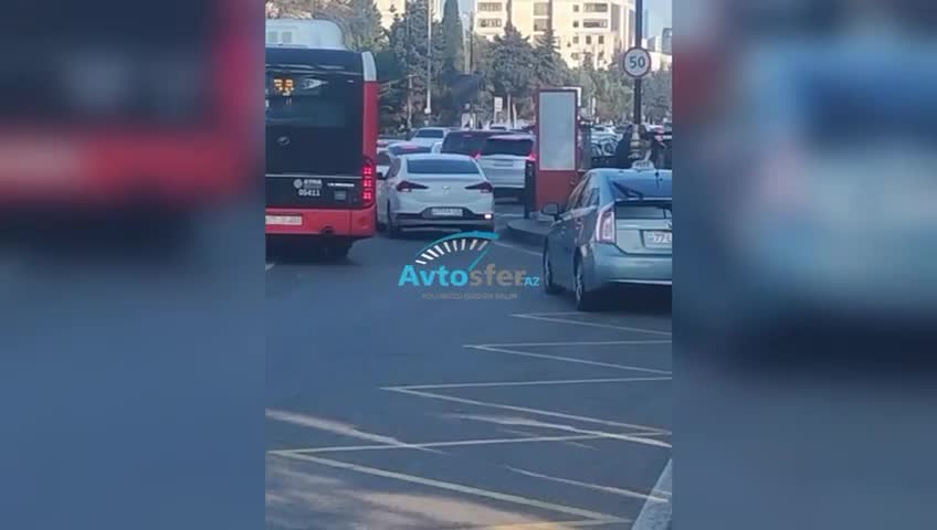 “Gənclik Mall”ın qarşısında hər gün bu hal təkrarlanır
