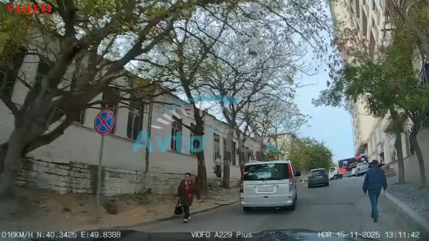 Şirkət maşını yolu kəsib