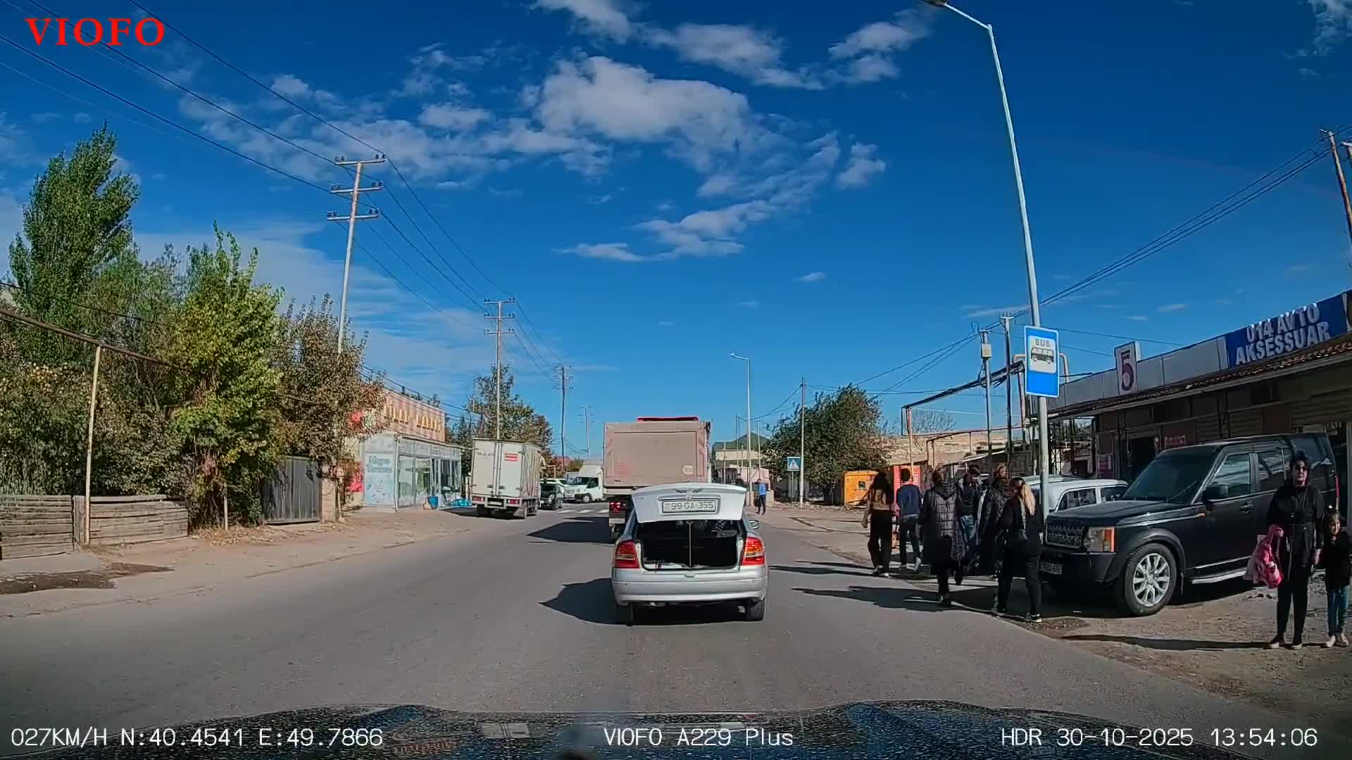 Əks yolda park edən sürücü iki qayda pozdu