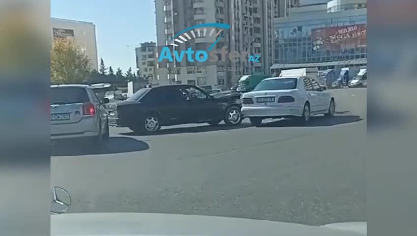 Ukrayna dairəsində qayda pozan sürücü “Mercedes”i vurdu 
