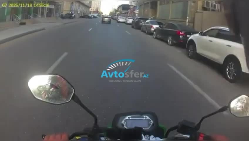 Sürücü az qala motosikletlə toqquşacaqdı