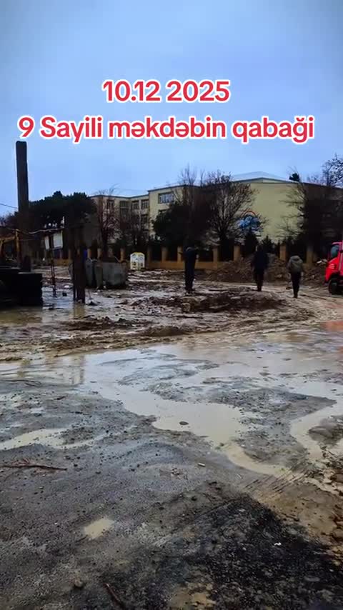 Sumqayıtda avtobus palçıqlı yolda batdı 