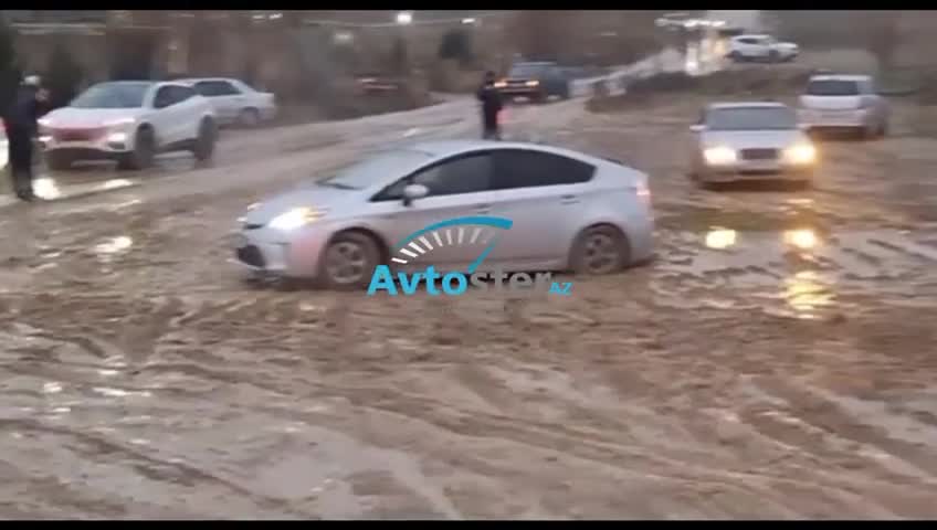 Masazırda məktəbin qarşısı kabusa çevrilib