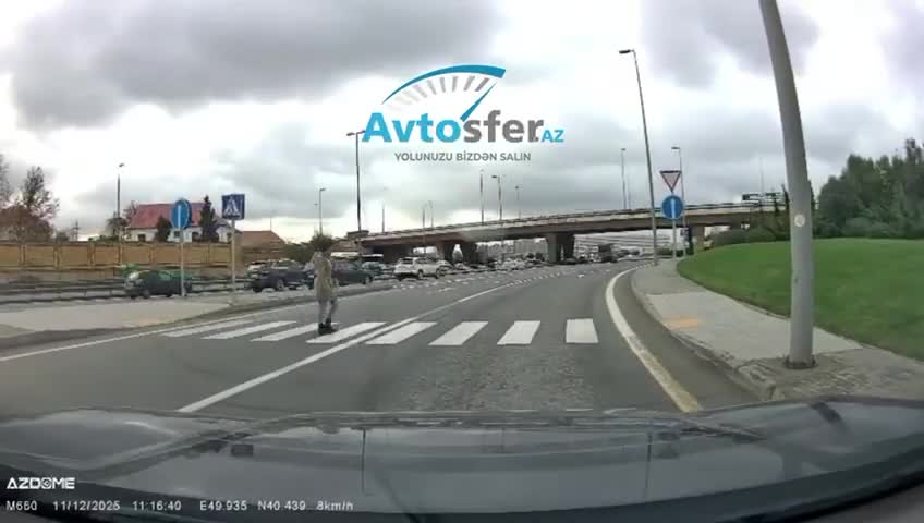 Qadın piyada keçidinin yaxınlığından keçərək təhlükə yaratdı