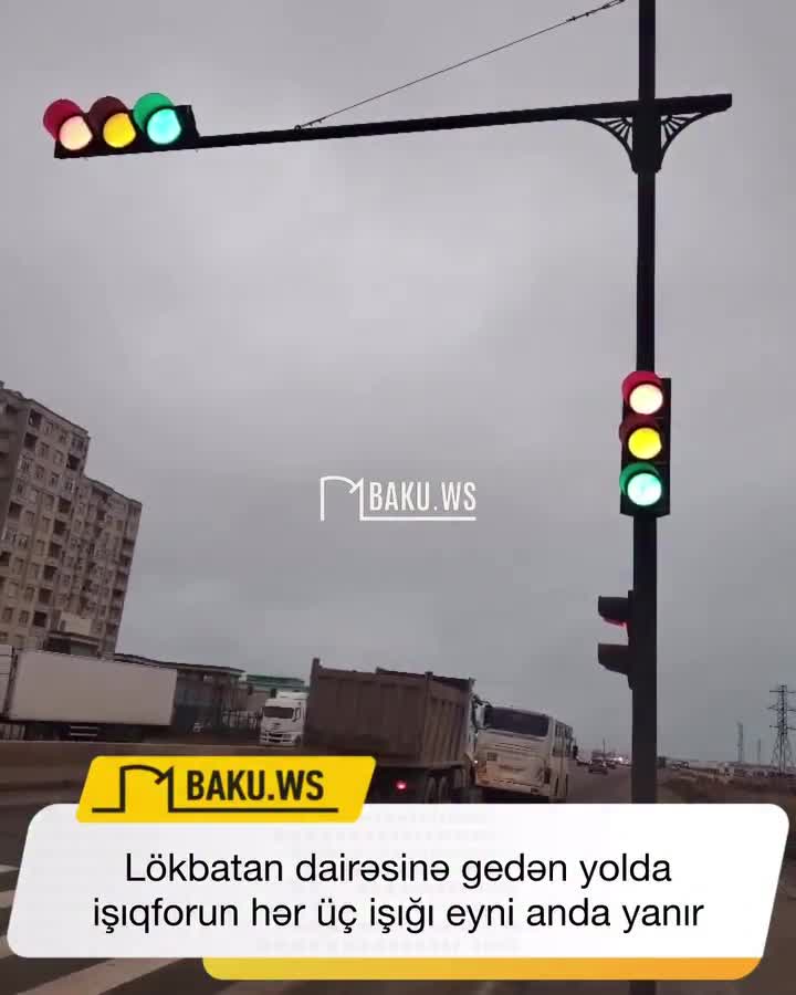 Bakıda bu yolda işıqforun hər üç işığı eyni anda yanır