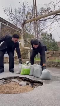 Bakıda “Porsche”nin üstündə beton qarışdırıblar