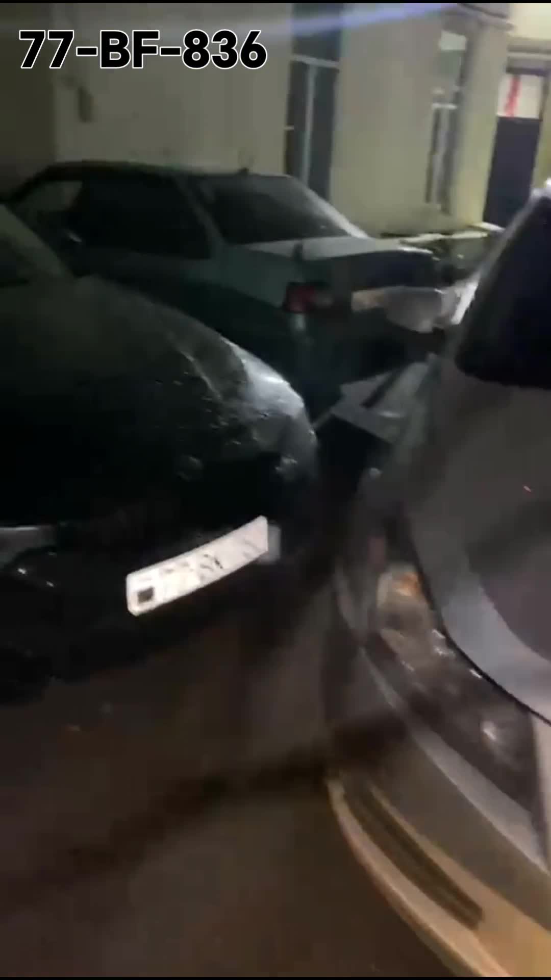 Qanunsuz park edilmiş bu maşına görə sakinlər bloka girə bilmədi