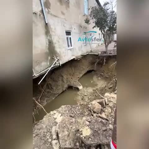 Kanalizasiya torpağı yuyub aparıb; evin təməli yox imiş - VİDEO