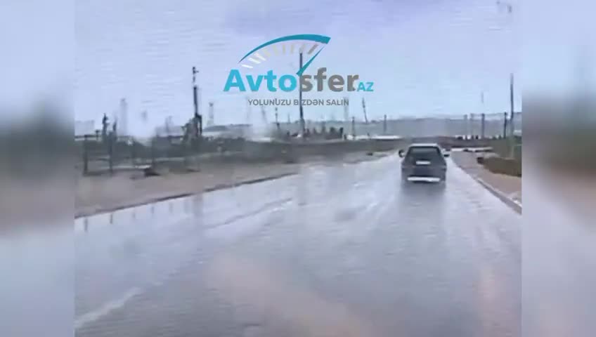 Balaxanı yolunda “sağ-sol” edən “Hyundai” dəmir çəpərə çırpıldı