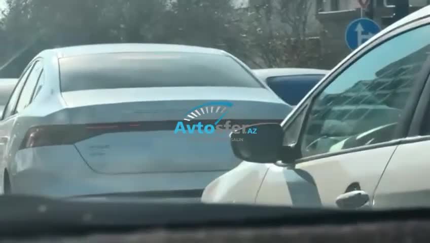 Bakıda yolayrıcında iki maşın bir-birinin üzərinə çıxdı