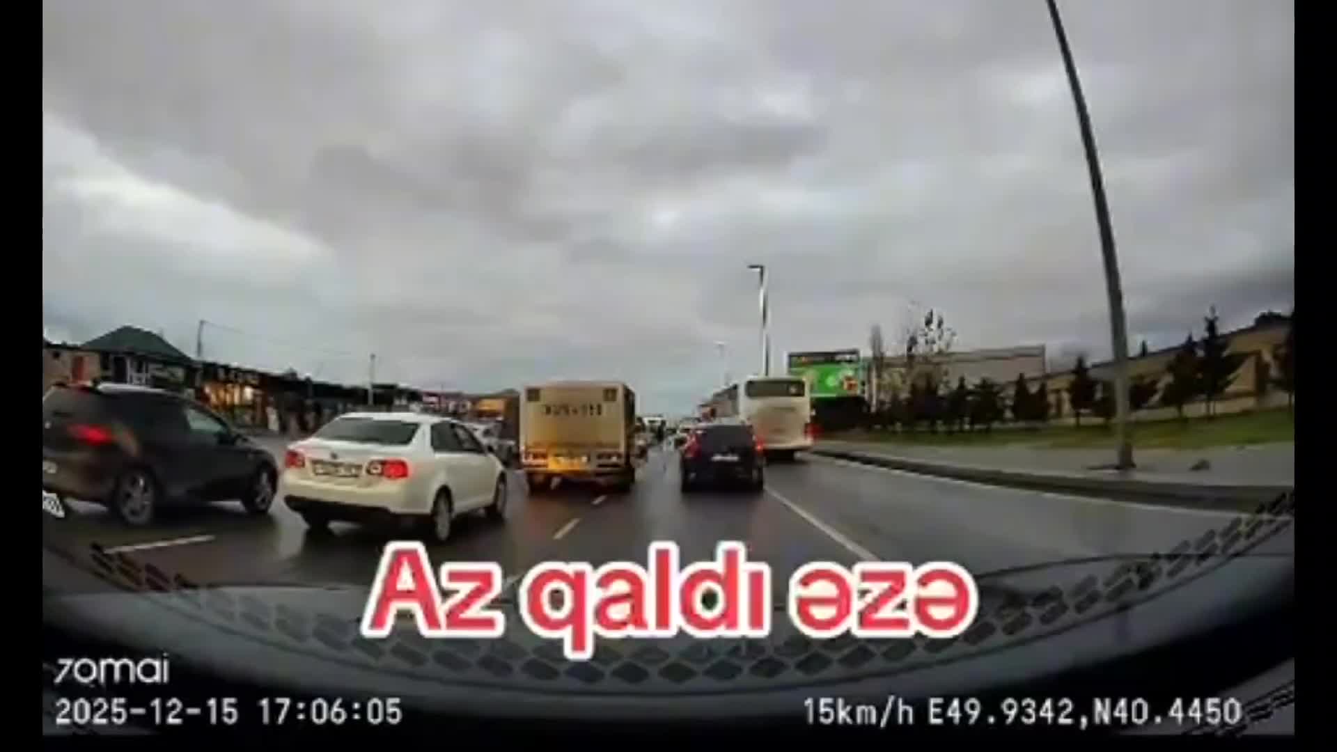 Qırmızıda keçən avtobus sürücüsü qadını az qala vurmuşdu