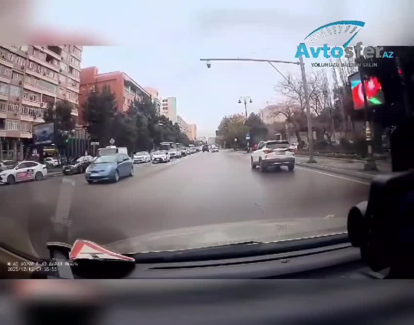 Normal sürətlə hərəkət edərkən orta zolağı tutmaq lazımdır