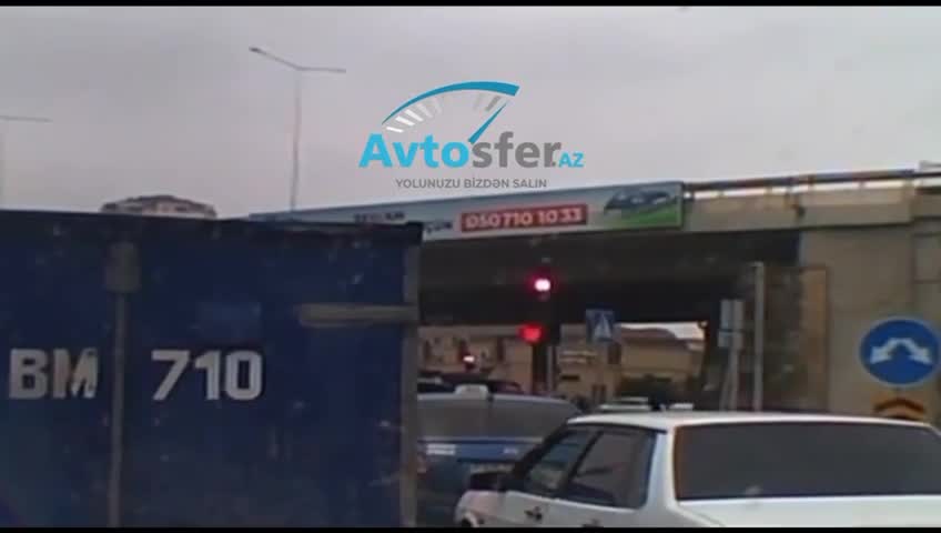 Qırmızıda yolayrıcına qəfil girən sürücü qəza riski yaratdı