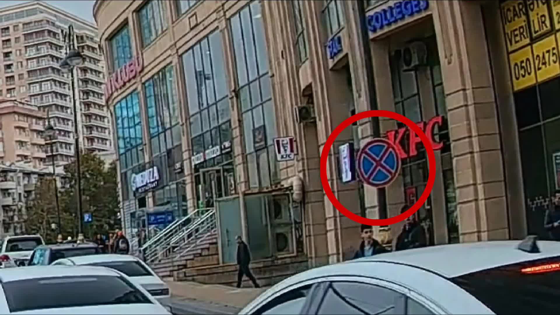 Sağ zolağı zəbt edən sürücü hərəkət üçün bir zolaq saxladı