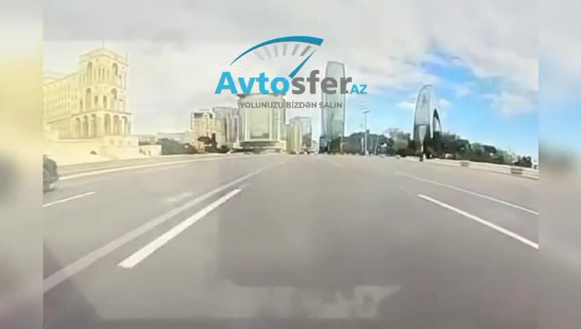 Yolu qaçaraq keçən üç gənc qəzadan son anda xilas oldu