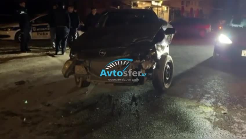Sumqayıtda qəza: “Opel”lər toqquşdu, biri ağaca çırpıldı