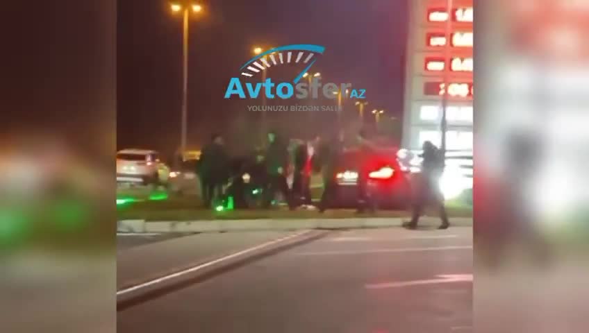 Mərdəkanda “BMW” uçaraq reklam lövhəsinə çırpıldı