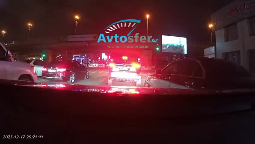 Sağdan yol kəsən sürücü qəza şəraiti yaratdı - 10-TT-331