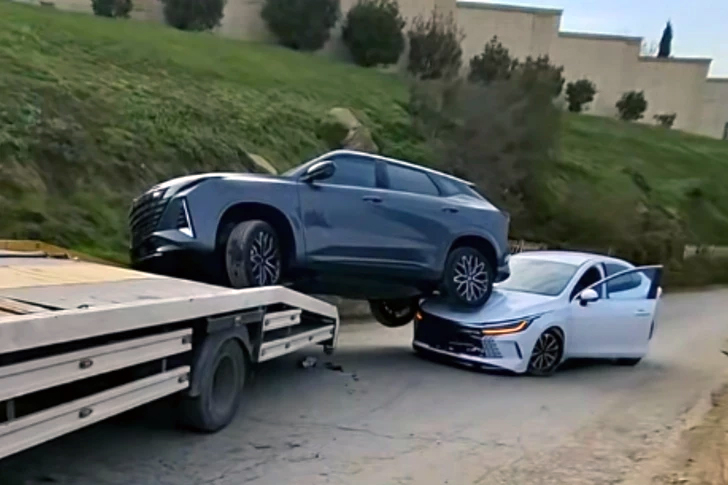  автомобиль упал с эвакуатора на другую машину