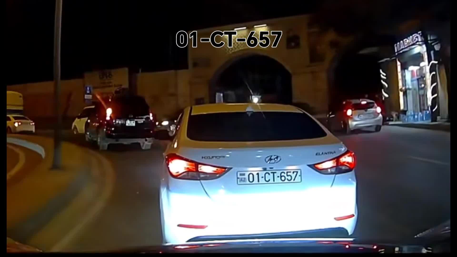 Sürücü əlindəki energetik içkinin qabını yola atdı