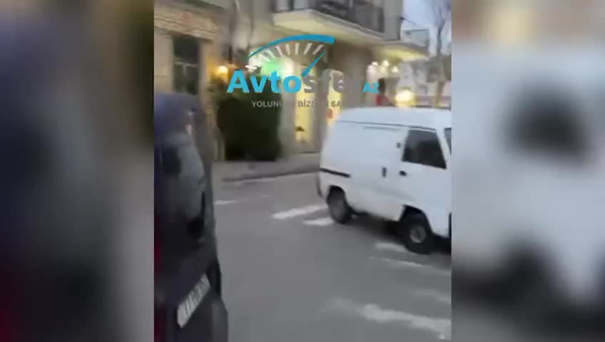 Şəhərdə piyada keçidlərini zəbt edən sürücülər 