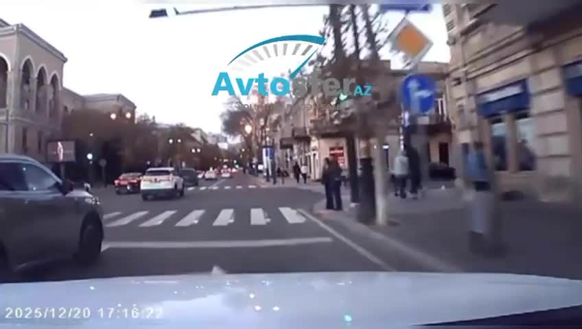 Qaydalardan bixəbər sürücü ard-arda qəza təhlükəsi yaratdı 