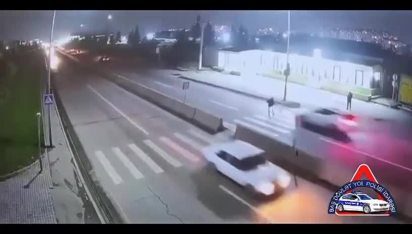 Sürətlə hərəkət edən maşın piyadanı keçiddə vurub öldürdü