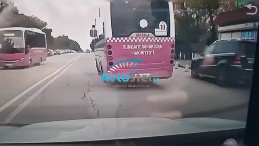 Yolun ortasında sərnişin mindirən sürücü