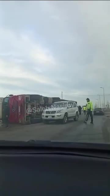 Sumqayıtda TIR aşdı