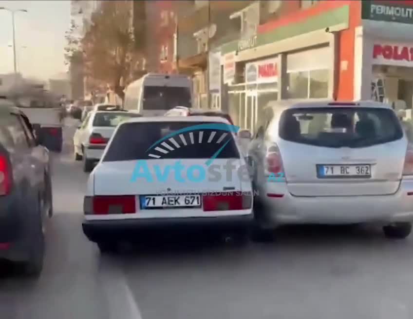 Polisdən qaçan vəsiqəsiz sürücü film kimi şou göstərdi