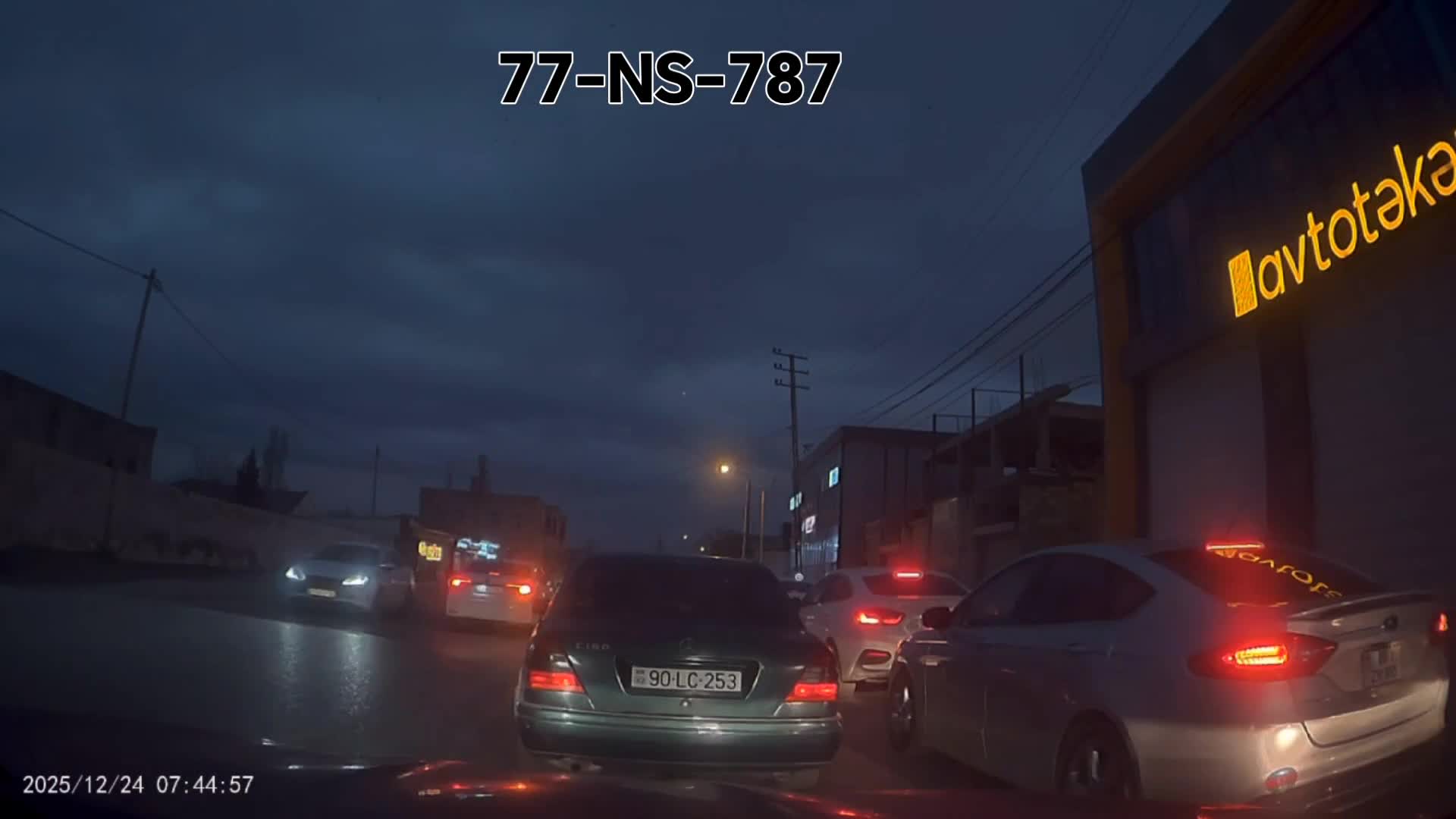 Özünü hamıdan artıq bilən sürücü əks yola çıxdı