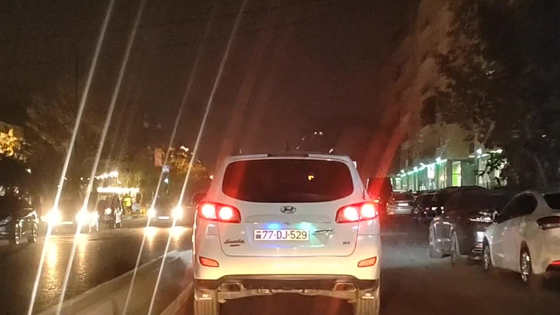 Sürücü maşının nömrə işıqlarına qanunsuz rəngə boyayıb